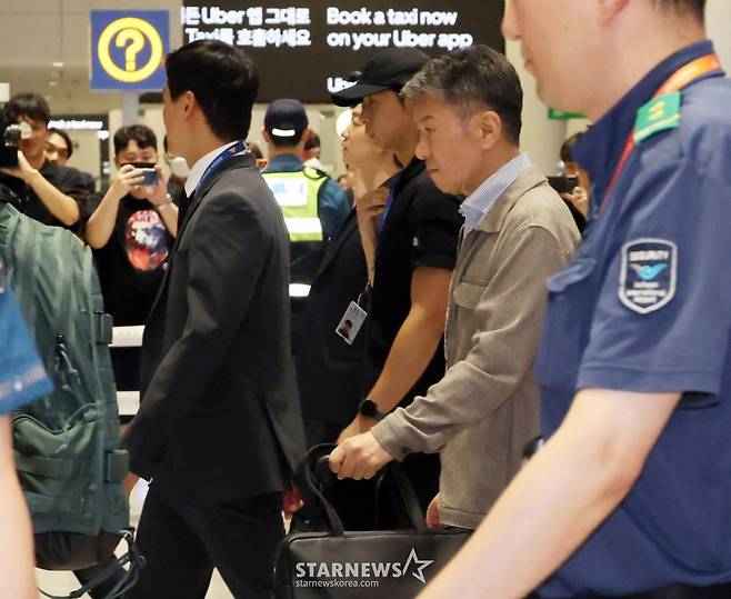 북중미월드컵 조별예선 탈락한 축구대표팀 홍명보 전 감독이 전격 사퇴한 후 선수단과 함께 귀국한 가운데 정몽규 KFA회장도 30일 오전 인천공항 제2청사를 빠져나가고 있다. 2026.06.30. 북중미월드컵 조별예선 탈락한 축구대표팀 홍명보 전 감독이 전격 사퇴한 후 선수단과 함께 귀국한 가운데 정몽규 KFA회장도 30일 오전 인천공항 제2청사를 빠져나가고 있다. 2026.06.30. /사진=강영조 cameratalks@