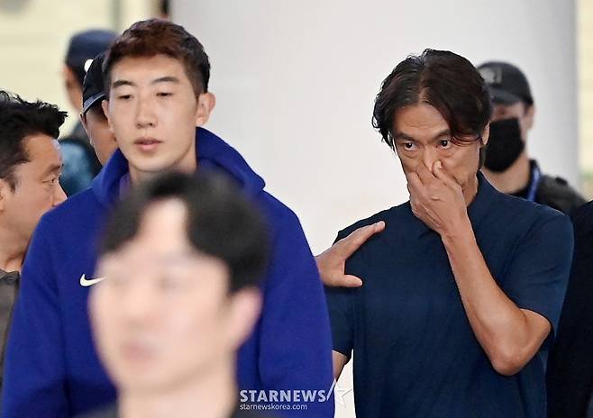 2026 FIFA 북중미월드컵 조별예선에서 탈락하며 불명예 퇴진한 축구대표팀 홍명보 전 감독이 조현우, 이강인, 김민재 등 선수들과 함께 30일 오전 인천공항 제2청사를 통해 귀국하고 있다. 홍감독은 미디어접촉없이 아무런 얘기도 남기지않고 청사를 빠져나가고 있다. 2026.06.30. 박항서 지원단장이 카트를 밀며 앞장서고 있다. 마지막으로 이강인이 청사를 나서고 있다. /사진=강영조 cameratalks@