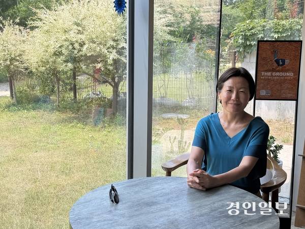 지난 16일 강화군 양도면 한 카페에서 만난 김금숙 작가. 2026.6.16 /백효은기자 100@kyeongin.com