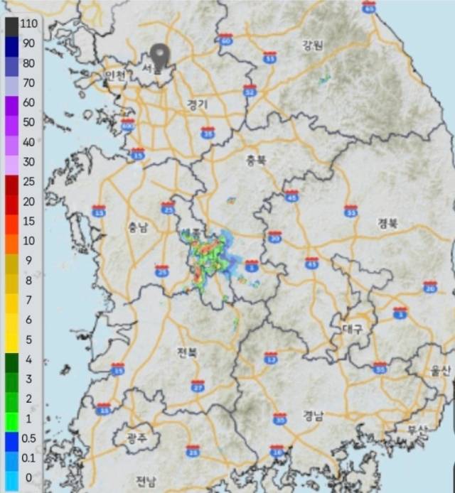 지난달 30일 한화이글스와 KT위즈의 야구 경기가 우천 취소된 가운데 대전 인근에만 집중된 호우 레이더 상황. 날씨누리 캡처