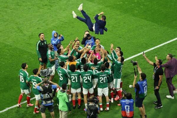 멕시코가 1일(한국시간) 에콰도르를 2대 0으로 꺾고 16강행을 축하하고 있다. 연합뉴스