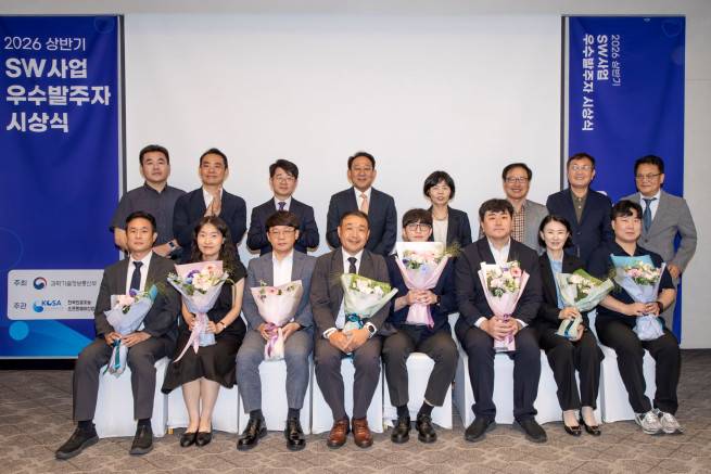 강원랜드가 한국인공지능·소프트웨어산업협회(KOSA) 주관 ‘SW사업 우수발주자’로 선정됐다. 30일 서울 서초구 엘타워에서 개최된 시상식에서 강원랜드 최지원 팀장(사진 앞줄 기준 오른쪽 두 번째)이 기념촬영을 하고 있다.(더존비즈온 제공)