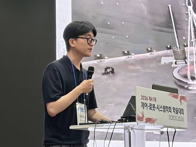 김준하 디든로보틱스 대표가 1일 대구 엑스코에서 열린 ‘2026 제41회 제어·로봇·시스템학회 학술대회(ICROS 2026)’에서 발표하고 있다. (사진=신영빈 기자)