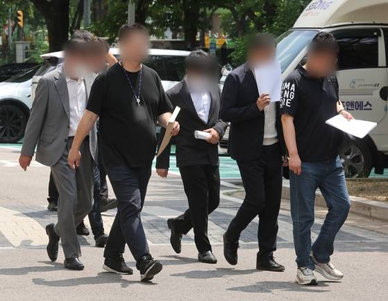 1천억원이 넘는 대규모 자금을 조달해 주가조작을 한 혐의를 받는 피의자들이 오늘(1일) 서울남부지법에서 열린 구속 전 피의자 심문(영장실질심사)에 출석했다. 〈사진=연합뉴스〉