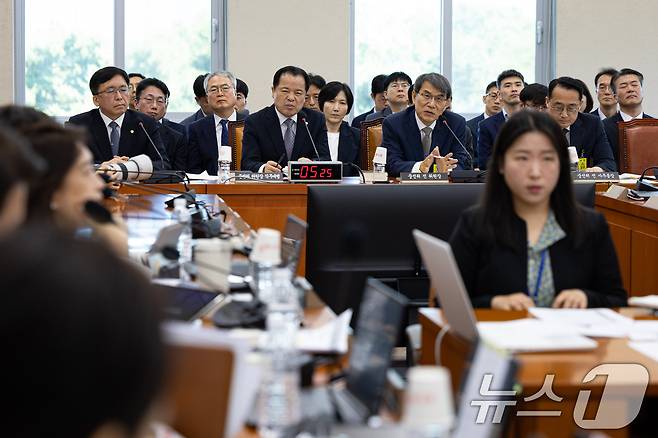 노태악 전 중앙선거관리위원장이 23일 서울 여의도 국회에서 열린 제436회 국회(임시회) 제9회 전국동시지방선거 투표용지 부족 사태 등 국민참정권 침해 진상규명 및 선거관리 개혁을 위한 국정조사 특별위원회 제2차 전체회의에 출석해 의원 질의에 답하고 있다. 2026.6.23 ⓒ 뉴스1 유승관 기자
