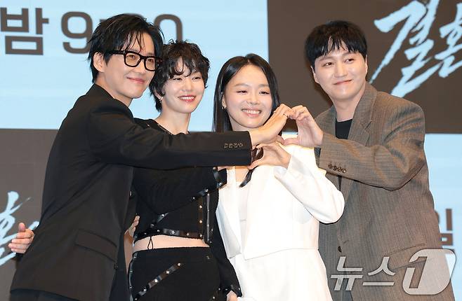 배우 남궁민(왼쪽부터)과 이설, 이상희, 김대명이 1일 오후 서울 구로구 디큐브시티 더세인트에서 열린 KBS 2TV 토일 미니시리즈 ‘결혼의 완성’(극본 정재하) 제작발표회에 참석해 포즈를 취하고 있다. ‘결혼의 완성’은 이혼 직전 납치된 아내를 구하기 위해 인면수심의 범죄자와 극한 사투를 벌이게 된 한 남자의 위험천만한 범죄 스릴러다. 2026.7.1 ⓒ 뉴스1 권현진 기자