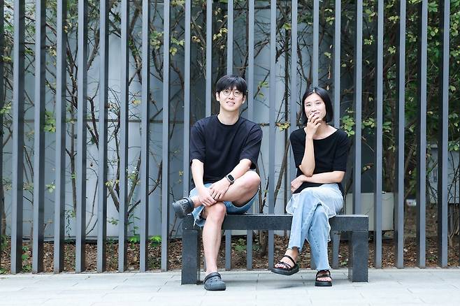 “수고스러운 일을 왜 저랑 하려고 하세요?” 이제야(오른쪽)는 매드클라운을 만났을 때 물었다. 그는 작사를 꾸준히 해 온 아티스트이기 때문. 인터뷰에서 매드클라운은 “시인들은 나보다 전문가”라고 담담하게 답했다. 권혁재 사진전문기자