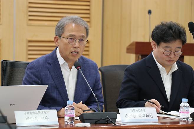 ▲ 더불어민주당 송기헌 국회의원이 1일 국회의원회관에서 주최한 ‘더 안전한 자율주행을 위한 디지털 인프라 정책 과제’ 토론회에서 발언을 하고 있다.