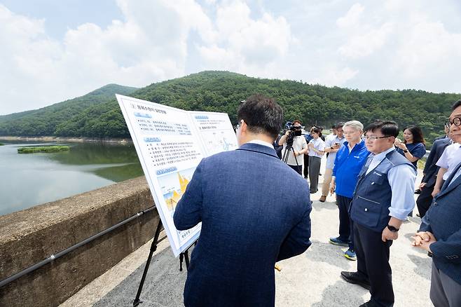 김성환 기후에너지환경부 장관이 6월 30일 전남 화순군 동복댐을 찾아 용수 공급을 위한 동복댐 활용 방안을 논의하고 있다. 기후부 제공