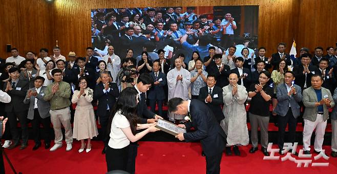 1일 열린 취임식에서 시민대표에게 임명장을 받고 있는 김중남 강릉시장. 전영래 기자