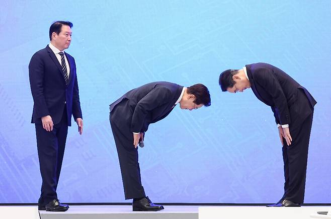 이재명 대통령(가운데)이 지난달 29일 청와대에서 열린 3대 메가프로젝트 국민보고회에서 기업 투자계획 발표 후 이재용 삼성전자 회장(오른쪽)에게 인사하는 모습. 왼쪽은 최태원 SK그룹 회장. ⓒ연합뉴스