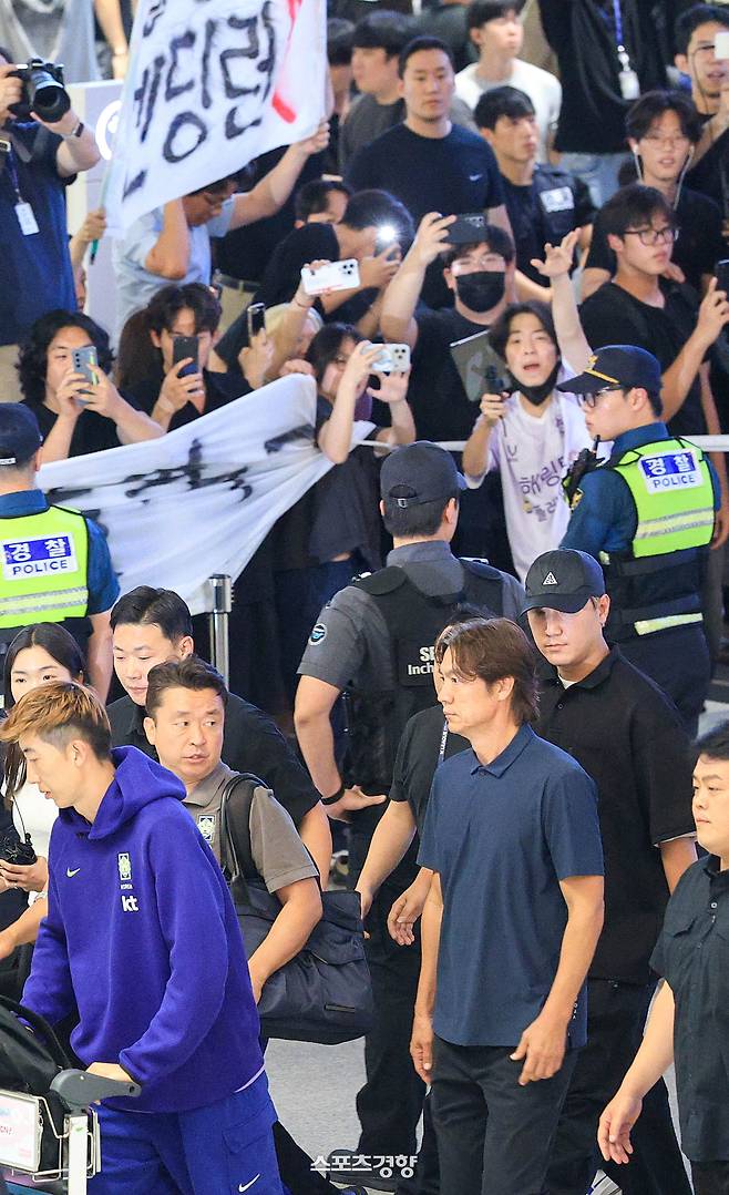 2026 북중미 월드컵에서 32강 토너먼트 진출에 실패하면서 역대 최악의 성적을 낸 홍명보 전 축구대표팀 감독이 30일 인천국제공항 제2여객터미널을 통해 귀국 하고 있다. 이준헌 기자