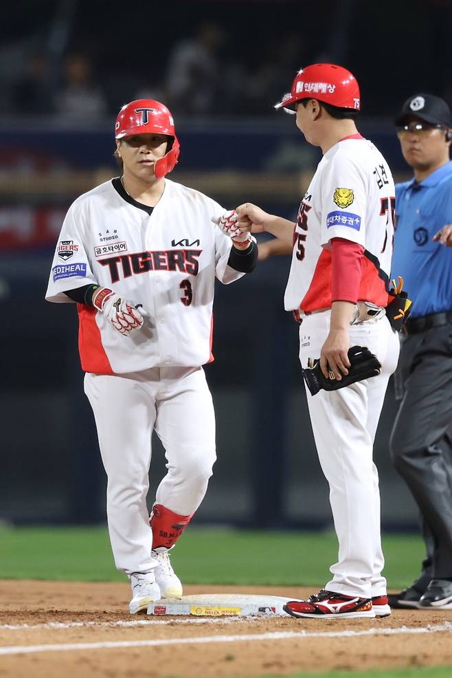 KIA 타이거즈 내야수 김선빈이 30일 광주-KIA챔피언스필드에서 열린 '2026 신한 SOL KBO리그' SSG 랜더스와의 정규시즌 6차전에 6번타자 겸 2루수로 선발 출전해 8회말 개인 통산 1798번째 안타를 기록했다. 이로써 김선빈은 타이거즈 프랜차이즈 선수 가운데 가장 많은 안타를 기록한 타자에 이름을 올렸다. KIA 타이거즈