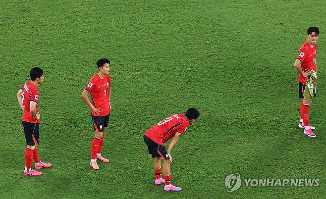 아쉬워하는 한국 선수들 (몬테레이=연합뉴스) 최재구 기자 = 한국 축구 국가대표팀 주장 손흥민과 선수들이24일(현지시간) 멕시코 몬테레이 스타디움에서 열린 2026 북중미 월드컵 A조 3차전 남아프리카공화국과의 경기에서 패배가 확정되자 아쉬워하고 있다. 2026.6.25 jjaeck9@yna.co.kr