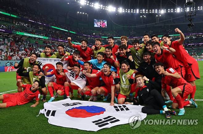 벤투호, 도하의 기적을 재현하다 (알라이얀=연합뉴스) 김도훈 기자 = 3일 오전(한국시간) 카타르 알라이얀의 에듀케이션 시티 스타디움에서 열린 2022 카타르 월드컵 조별리그 H조 3차전 대한민국과 포르투갈 경기에서 승리를 거두며 16강 진출에 성공한 대표팀 선수들이 기뻐하며 그라운드에서 기념촬영을 하고있다. 2022.12.3 superdoo82@yna.co.kr