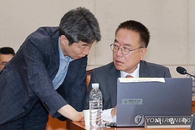 대화하는 선관위 국조특위 여야 간사 (서울=연합뉴스) 신현우 기자 = 1일 국회에서 열린 '제9회 전국동시지방선거 투표용지 부족 사태 등 국민 참정권 침해 진상규명 및 선거관리 개혁을 위한 국정조사 특별위원회' 제3차 전체회의에서 여야 간사인 더불어민주당 윤건영 의원과 국민의힘 서범수 의원이 대화하고 있다. 2026.7.1 nowwego@yna.co.kr