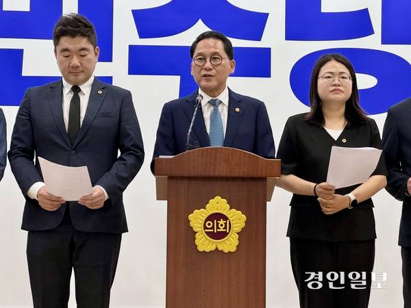 안광률(시흥1) 대표의원을 비롯한 경기도의회 더불어민주당 대표단은 2일 오후 도의회 브리핑룸에서 기자회견을 열고 제12대 도의회의 정상 개원을 촉구했다. 2026.7.2 /한규준기자 kkyu@kyeongin.com