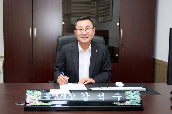 민선9기 제11대 통영시장에 취임한 강석주 시장이 지난 1일 시청 집무실에서 첫 공식 업무로 '통영시 민생회복지원금 지급계획'을 결재하며 시정 운영에 들어갔다. /통영시