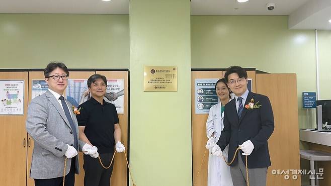 1일 서울아산병원 통증클리닉에서 통증분과인증의 현판식이 진행됐다. 신진우 회장은 "통증분과인증의 자격을 가진 병원은 현판을 붙이고 학회 홈페이지에서도 자기 동네 근처의 통증분과인증의를 찾을 수 있도록 하겠다"며 "환자의 알 권리를 충족시키려는 것"이라고 강조했다. /김정수 기자