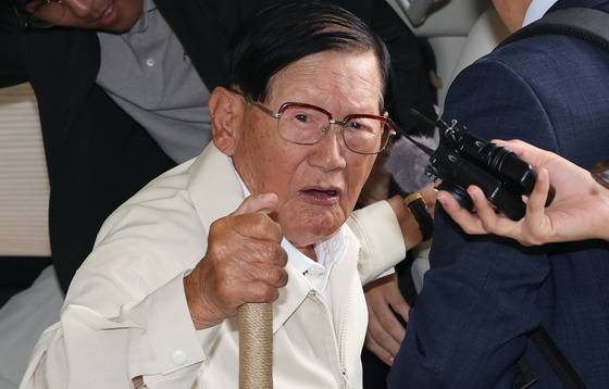 정당법 위반 혐의를 받고 있는 이만희 신천지 총회장이 지난 4일 피의자 신분으로 조사를 받기 위해 서울 서초동 검·경 합동수사본부에 출석하고 있는 모습. 〈사진=연합뉴스〉