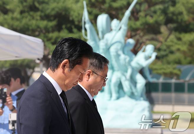 정청래 더불어민주당 대표가 지난 6월 12일 광주 북구 운정동 5·18국립묘지를 찾아 오월영령에 헌화와 분향 후 묵념하고 있다. 2026.6.12 ⓒ 뉴스1 박지현 기자