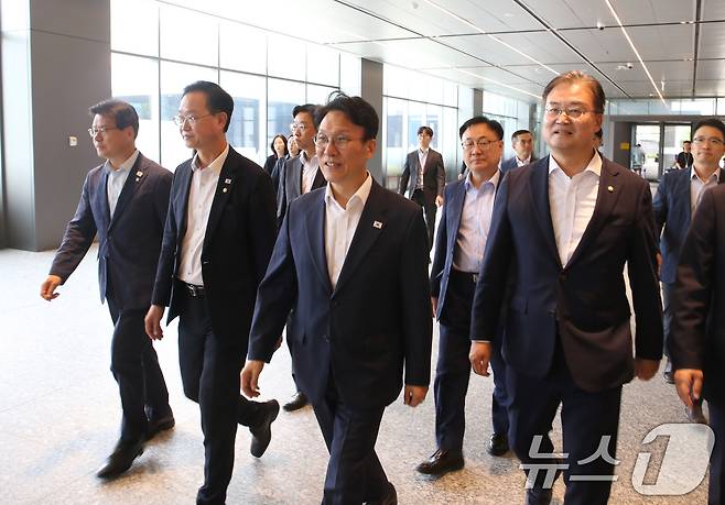 김민석 전 국무총리(가운데)와 이연희 더불어민주당 의원(오른쪽) 등이 2일 오후 충북 청주시 SK 하이닉스 청주4캠퍼스에 들어서고 있다. (공동취재) 2026.7.2 ⓒ 뉴스1 황기선 기자