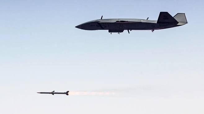 고스트배트(MQ-28)가 지난해 12월 호주에서 중거리공대공미사일을 시험발사고 있다. 출처 미 보잉