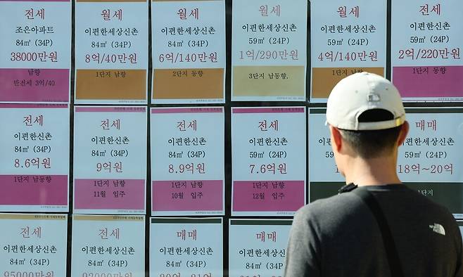 2025년 11월2일 서울 시내의 부동산에 전세 및 월세 매물 가격이 붙어 있다. 연합뉴스