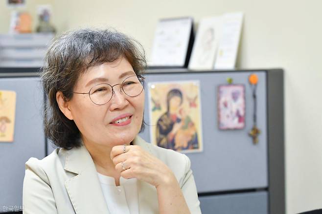 지난달 22일 서울 서초구 가톨릭대학교 서울성모병원 호스피스완화의료센터에서 간호사 박명희 팀장이 한국일보와 인터뷰하고 있다. 박씨가 몸담고 있는 서울성모병원은 1987년 국내 상급종합병원 중 최초로 호스피스 병동을 열었으며 현재 23개 병상을 운영 중이다. 호스피스는 완치가 불가능한 말기 환자와 그 가족을 대상으로, 생명 연장보다는 고통 완화와 존엄한 죽음을 목표로 신체적·정서적·영적 돌봄을 제공하는 총체적 의료 돌봄 서비스다. 호스피스는 2016년 연명의료결정법 제정으로 본격적으로 제도화됐으며, 현재는 전국에서 입원형·가정형·자문형 등 다양한 형태로 운영되고 있다. 윤기훈 인턴기자