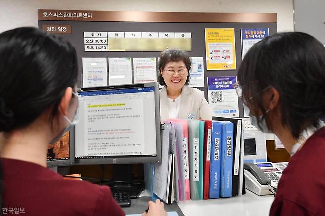 박씨는 30년간의 호스피스 간호 경험을 토대로 지난 2018년 '임종 돌봄 표준지침'을 썼다. 가톨릭대와 한양대 임상대학원의 전문간호사 과정에서 강의해왔다. 윤기훈 인턴기자