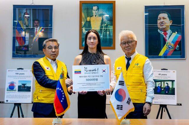 조현삼 한국기독교연합봉사단장이 1일 서울 종로구 주한 베네수엘라대사관을 방문해 나타샤 파리아 페르난데스 대사대리에게 긴급 구호금을 전달하고 있다. 왼쪽부터 선현호 서울광염교회 장로, 페르난데스 대사대리, 조 단장. 봉사단 제공