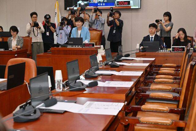 2일 국회에서 열린 법제사법위원회 제1차 전체회의에서 법사위원장인 서영교 더불어민주당 의원이 회의를 진행하고 있다. 국민의힘은 민주당의 상임위 단독 처리에 반발하며 불참했다. 이병주 기자