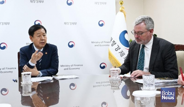 구윤철 부총리 겸 재정경제부 장관이 1일 서울 종로구 서울청사에서 경제협력개발기구(OECD) 방한단과 면담을 하고 있다. ⓒ재정경제부
