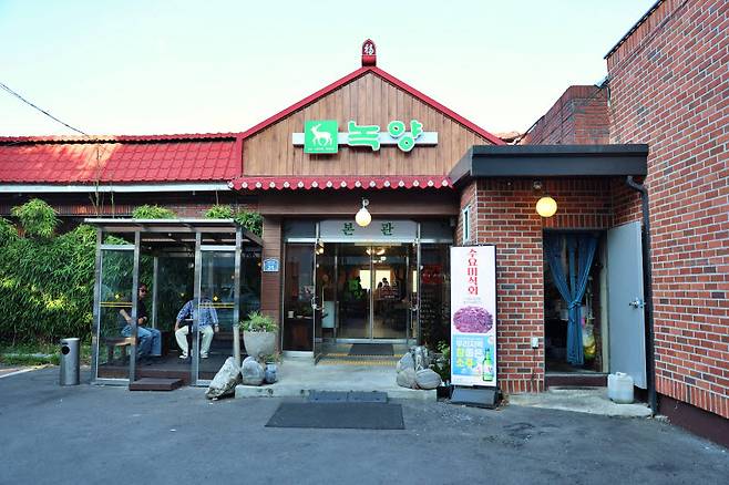 붉은 기와와 벽돌 건물이 돋보이는 대구 들안길 ‘녹양’ 본관 전경. 오랜 세월의 내공이 외관에서부터 묻어난다.