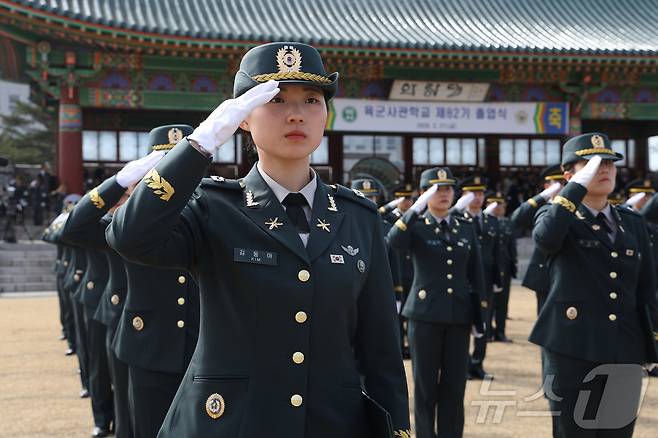 지난 2월 27일 서울 노원구 육군사관학교 화랑연병장에서 열린 육군사관학교 제82기 졸업식에서 생도들이 경례를 하고 있다. (육군 제공. 재판매 및 DB 금지) 2026.2.27 ⓒ 뉴스1