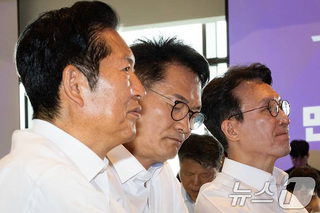 정청래 전 더불어민주당 대표와 송영길 전 대표, 김민석 전 총리가 3일 서울 용산구 서울드래곤시티에서 열린 22대 후반기 국회 대비 더불어민주당 국회의원 워크숍에서 한병도 대표 직무대행의 인사말을 경청하고 있다. 2026.7.3 ⓒ 뉴스1 유승관 기자
