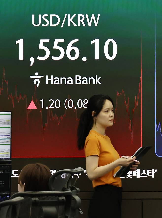 2일 서울 중구 하나은행 딜링룸 현황판에 원·달러 환율 등이 표시되고 있다. /연합뉴스