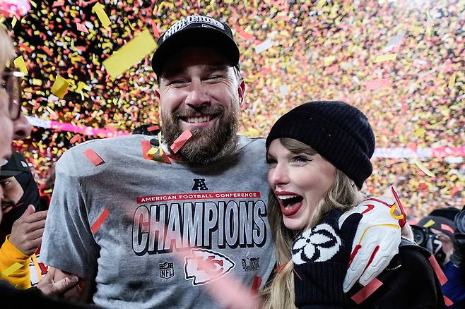 미국 팝스타 테일러 스위프트와 미국프로풋볼(NFL) 선수 트래비스 켈시. 사진=AP 연합뉴스