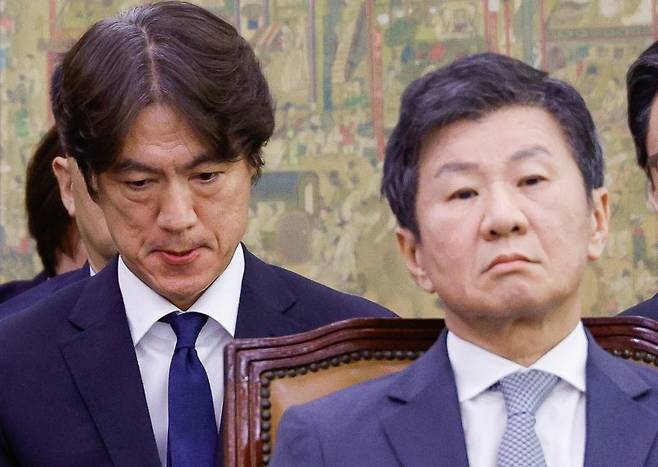 홍명보 남자 축구대표팀 감독(왼쪽)과 정몽규 대한축구협회장이 지난 2024년 9월 서울 여의도 국회 문화체육관광위원회에서 열린 대한축구협회 등에 대한 현안질의에 출석하고 있다. /사진=뉴스1