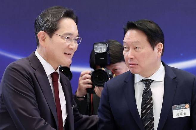 이재용(왼쪽) 삼성전자 회장과 최태원 SK회장이 지난달 29일 청와대 영빈관에서 열린 ‘대한민국 대도약 3대 메가프로젝트 국민보고회’에서 악수하고 있다. /사진=뉴시스
