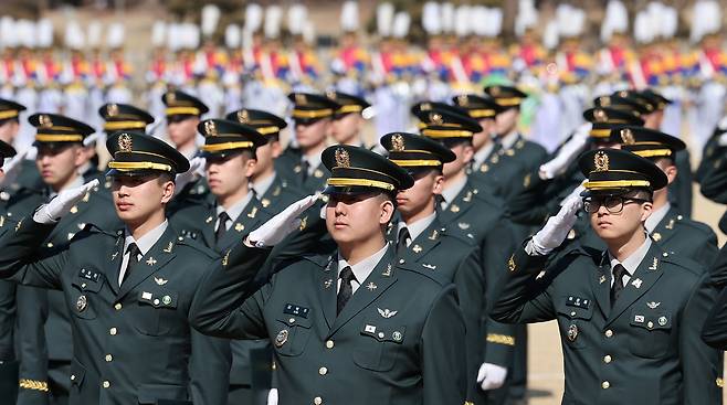 서울 노원구 육군사관학교에서 지난해 2월 열린 제81기 졸업 및 임관식에서 임관 장교들이 거수경례를 하고 있다. 세계일보 자료사진