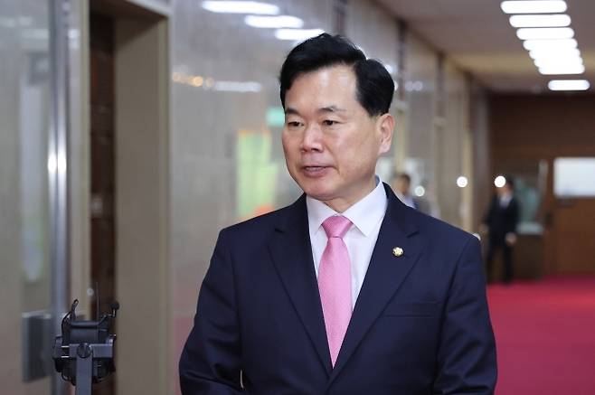 김승수 국민의힘 원내운영수석부대표가 24일 국회에서 의장 주재 원내대표 회동을 마친 후 결과를 브리핑하고 있다. 뉴스1