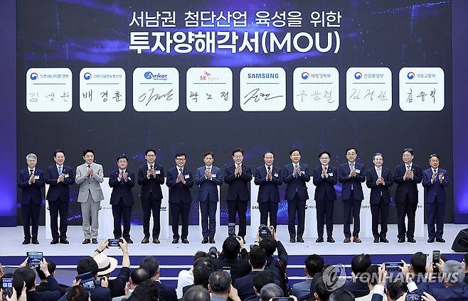 서남권 첨단산업 육성을 위한 MOU (광주=연합뉴스) 한상균 기자 = 이재명 대통령이 30일 광주 김대중컨벤션센터에서 열린 서남권 첨단산업 발전비전 국민보고회에서 정부와 기업의 MOU체결식이 끝난 뒤 참석자들과 기념촬영을 하고 있다. 2026.6.30 xyz@yna.co.kr