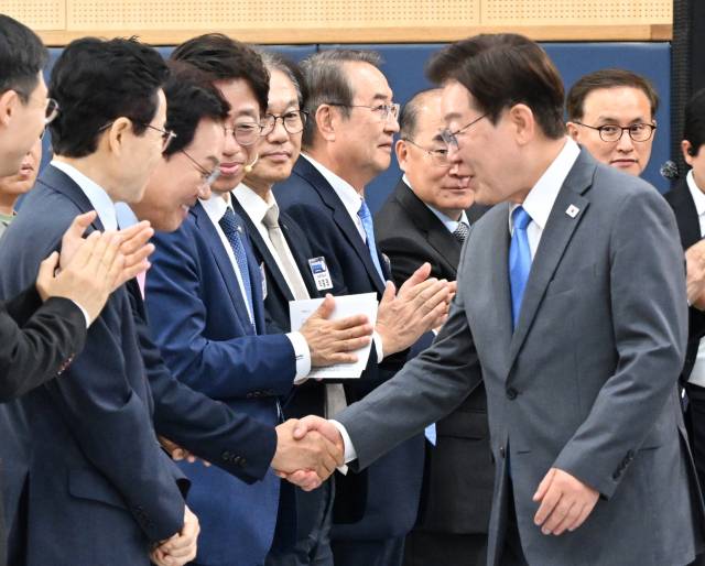 이재명 대통령이 3일 진주 경상국립대 칠암캠퍼스 체육관에서 열린 영남권 첨단산업 발전비전 국민보고회에 입장하며 박완수 경남지사와 악수하고 있다./전강용 기자/