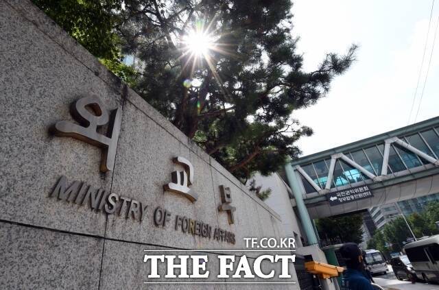 박일 외교부 대변인은 지난 2일 정부서울청사에서 열린 정례브리핑에서 "법사위원회 보고서는 쿠팡 측의 주장만을 일방적으로 반영하고 있으며 그 점에 대해 유감을 표한다"고 말했다. 사진은 서울 광화문 외교부 청사 전경. /임영무 기자