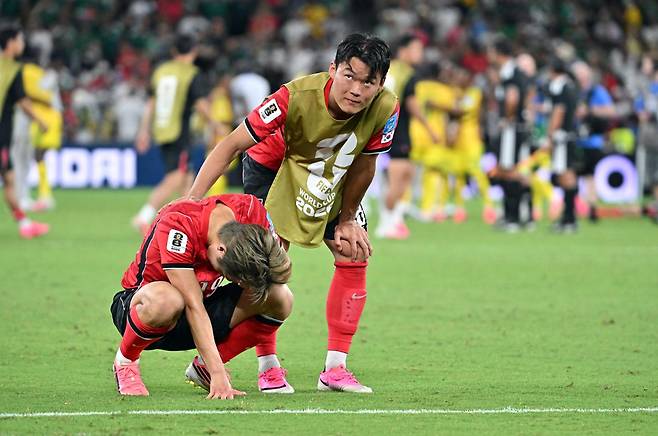 이강인(왼쪽)이 지난달 25일(한국시간) 멕시코 몬테레이 스타디움에서 열린 2026 북중미 월드컵 조별리그 A조 3차전 남아프리카공화국과의 경기에서 0-1로 패한 뒤 그라운드에 주저앉아 있자 오현규가 위로하고 있다. 몬테레이=최주연 기자