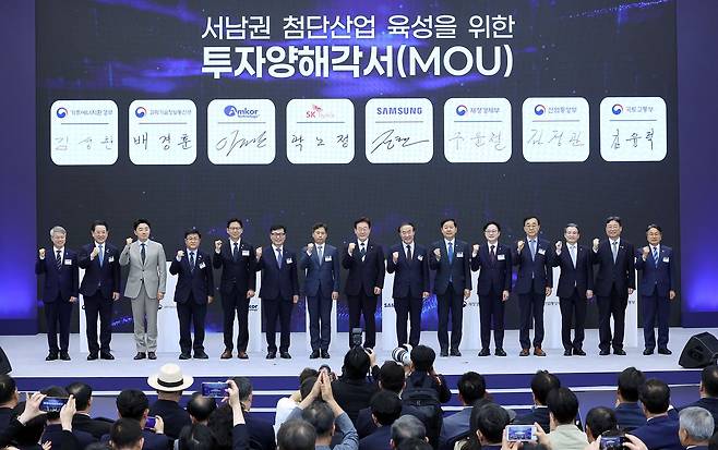 이재명 대통령이 지난달 30일 광주 김대중 컨벤션센터에서 열린 서남권 첨단산업 발전비전 국민보고회에서 참석자들과 기념촬영을 하고 있다. 뉴시스