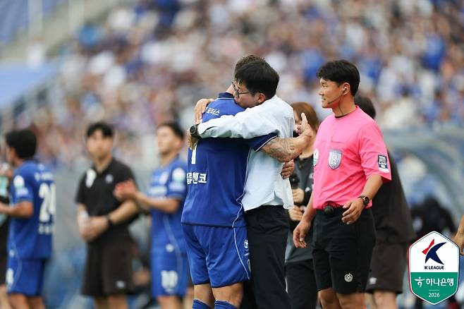 이정효 수원 삼성 감독과 일류첸코가 포옹하고 있다. /사진=한국프로축구연맹 제공