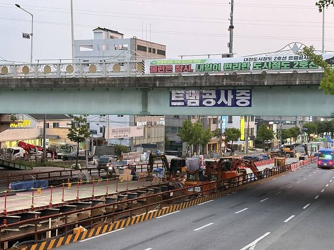 7월 3일 대전 도시철도 2호선 10공구 건설공사 현장에 작업을 마친 굴착기들이 세워져 있다.(사진=이혜린 기자)
