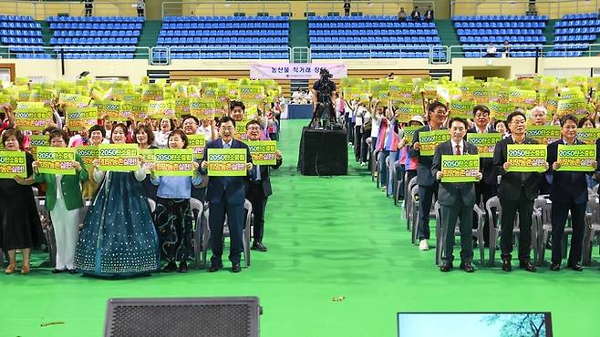 ▲ 주낙영 경주시장(앞줄 왼쪽)과 김석기 국회의원(앞줄 오른쪽)이 지난 3일 경주실내체육관에서 열린 제17회 생활개선회 한마음대회에서 생활개선회원들과 함께 '2050 탄소중립 희망농촌 실현' 퍼포먼스를 펼치고 있다. 경주시